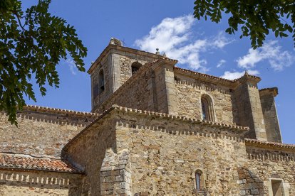 Imagen de la iglesia de Nuestra Señora del Rosario de Gallinero y de las estelas funerarias.