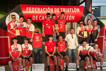 El equipo del Triatlón Soriano en lo más alto del podio como campeones regionales.