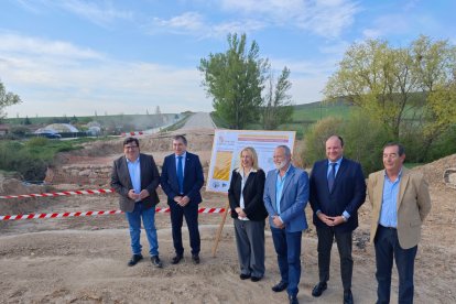 Un momento de la visita a las obras del puente sobre el río Morón, este lunes 15 de abril.