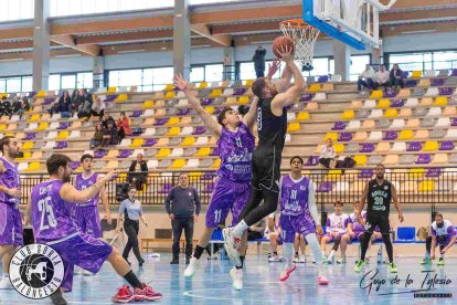 Hugo García anotó el triple de la victoria del Transler ante el IE University.