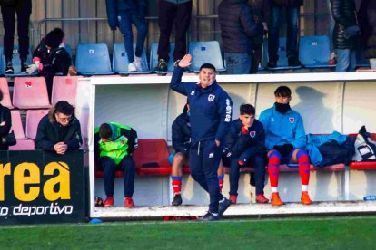 Fredy Vera en el banquillo dela Ciudad Deportiva en un partido de esta temporada.