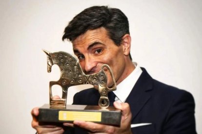 Luis Larrodera con el premio Moisés Calvo.