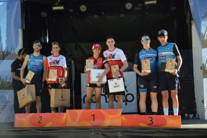 Marina Muñoz y Raúl Gómez en el pódium del Campeonato de Castilla y León de Duatlón Sprint.