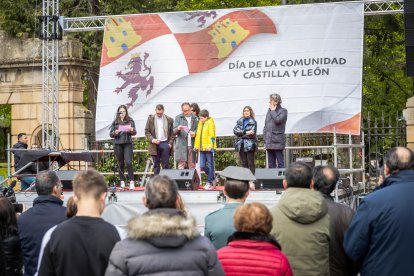 Dos escolares leen el Preámbulo del Estatuto de Autonomía en el acto institucional.