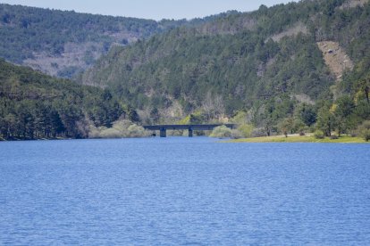 Un pantano pletórico asegura las reservas hídricas