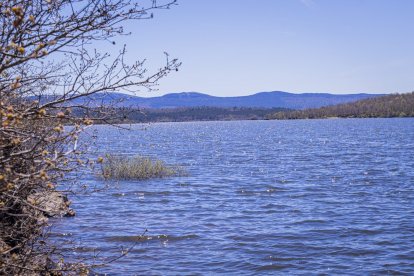 Un pantano pletórico asegura las reservas hídricas