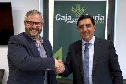 El presidente del C.V. Río Duero, Alfredo Cabrerizo, y el presidente de Caja Rural de Soria, Carlos Martínez Izquierdo.