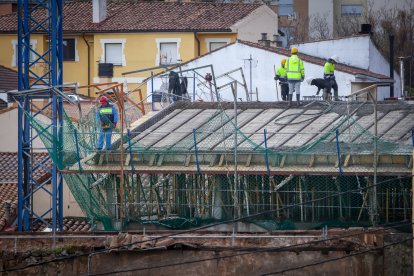 El sector de la construcción reduce la siniestralidad laboral este año un 30%.