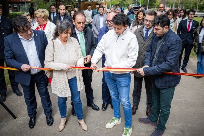 Mamen Barrios y David Guisande, esposa e hijo del fotógrafo Valentín Guisande, en el acto de inauguración de la feria de caza de Almazán.