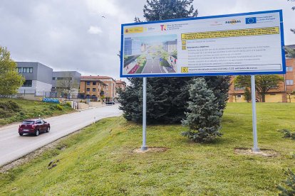 Cartel de las obras de la segunda fase de travesías colocado en la carretera de Logroño esta semana.