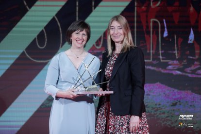 Edurne Orte recogiendo el galardón con el que la Federación premia al Cross de Soria.