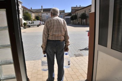 Recogida de agua en garrafas por problema de nitratos en Muro de Ágreda, en una imagen de archivo.