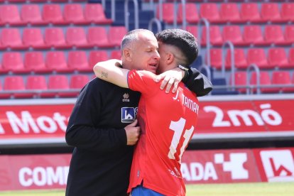 Javi Moreno se abraza con Tamayo a la finalización del encuentro.