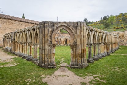 Panorámica del impresionante claustro del monasterio de San Juan de Duero en la ciudad de Soria.