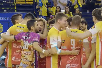 os jugadores del Grupo Herce celebran la victoria en Las Palmas