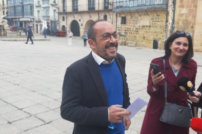 Luis Rey sonriente y aliviado este lunes en la plaza Mayor.