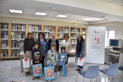 Los ganadores del concurso del Libro asisten a la entrega de premios.