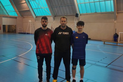 Hugo Sanz y Carlos Palero junto a entrenador danés en la concentración de Mieres.