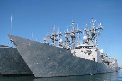 La fragata Numancia atracada en un puerto español.