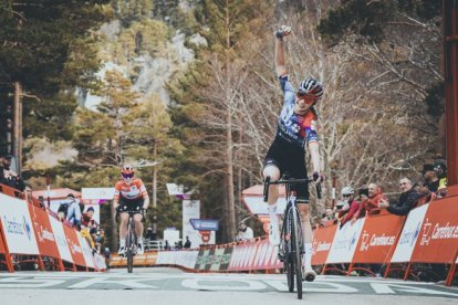 Évita Muzic celebra el triunfo en la meta de la Laguna Negra por delante de la líder de la carera, Demi Vollering.