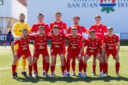 Uno de los onces del Utebo, equipo que viste habitualmente camiseta azul y pantalón blanco.