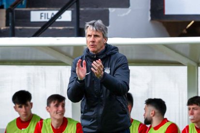 El entrenador del Utebo C.F., Juan Carlos Beltrán, durante un partido.