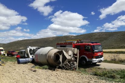 Camión hormigonera volcado tras el accidente de tráfico.