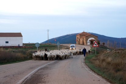 El Defensor del Pueblo dice que los cajeros han de ser servicios esenciales en los pueblos.