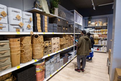 Varias personas en un comercio de artículos para el hogar.