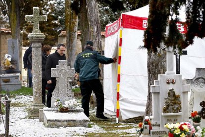 Exhumación de los restos del duque de Medina Sidonia en marzo de 2017.