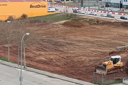 Parcela donde se ubicará el Mercadona ya explanada.