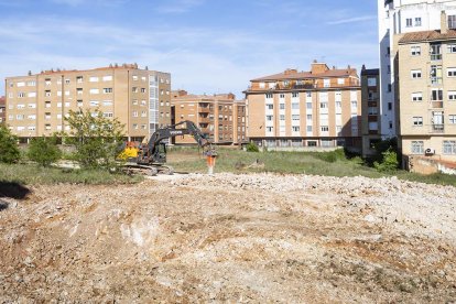 Panorámica de la parcela del circo donde se construirá un bloque de 40 viviendas y el aparcamiento subterráneo municipal.