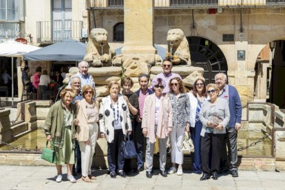 Foto de familia de los asistentes a la comida.