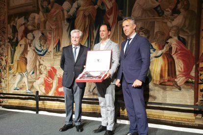 En el centro, el tesorero de Copiso, Jesús Ciria García de la Torre, recibe el premio del decano del Colegio, Francisco González, y del consejero de Medio Ambiente, Agricultura e Interior de la Comunidad de Madrid, Carlos Novillo.