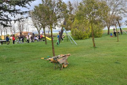 Zona de recreo en Fuentestrún donde se construirán las pistas de pádel y multideporte.