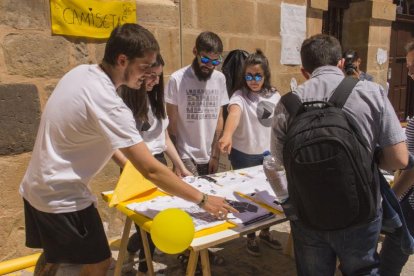 Participantes en una mes informativa sobre la Jornada en la Escuela de Arte.