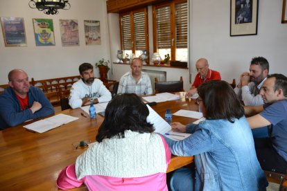 Miembros de la corporación de Duruelo de la Sierra en pleno.