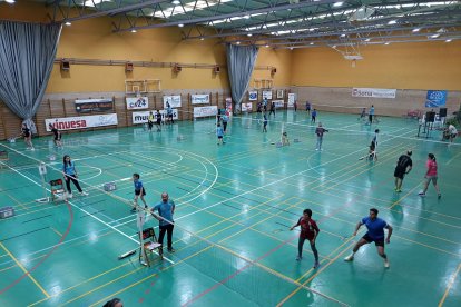 Jugadores durante la pasada edición del Torneo Popular de Bádminton.