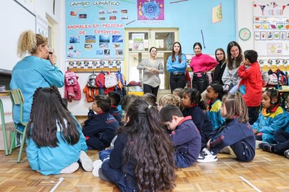 Alumnas de la Universidad Nebrija en una de las aulas del colegio Trilema Soria.