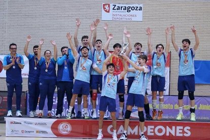 La plantilla del C.V. Río Duero júnior en el pódium del campeonato de España celebrado en Zaragoza.