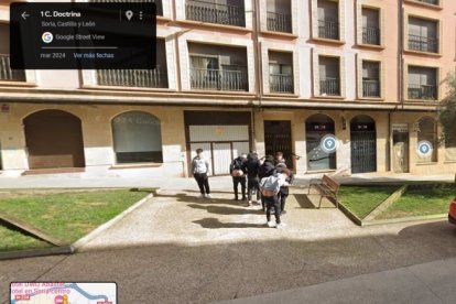 Varios jóvenes enseñan el culo al paso de Google Maps por la calle Doctrina de Soria.