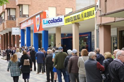 Colas para retirar entradas en la sede del Numancia para el partido ante el Yeclano.