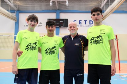 Los tres canteranos sorianos junto al técnico Ricardo Maldonado.