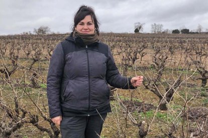 Laura Criado en su viñedo de Villálvaro.