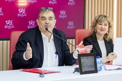 El presidente de la Cámara, Alberto Santamaría, y la directora general, Nuria Sánchez.