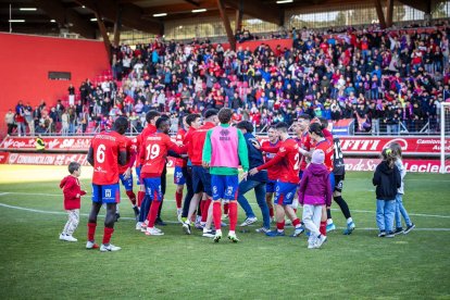 Los jugadores del Numancia quieren seguir celebrando este domingo con sus aficionados en Los Pajaritos