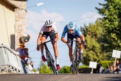 Dos ciclistas durante una etapa de la ronda júnior.