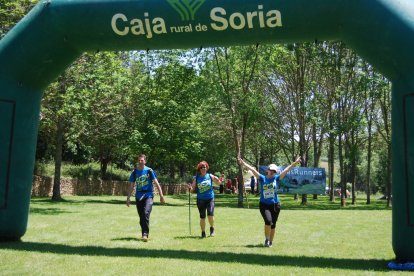 Tres participantes entrando en meta en una de las ediciones de la Ruta de las Icnitas.