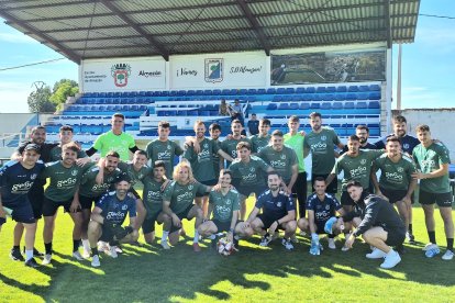 La plantilla del Yeclano en las instalaciones de La Arboleda de Almazán.