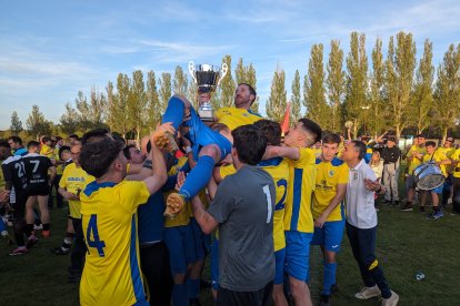 Celebración de la Valeránica como campeón de la Copa Diputación.